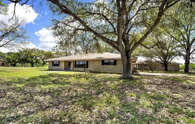 2-bedroom rental at 1212 County Road 337 in La Vernia, TX — photo 4