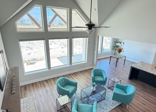 7-bedroom rental at 201 Lakeview Cir in La Vernia, TX — photo 2
