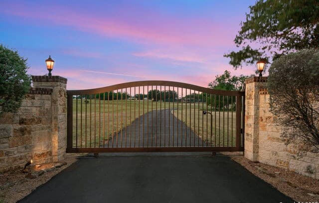 3-bedroom rental at 208 Cascade Caverns in Boerne, TX — photo 2