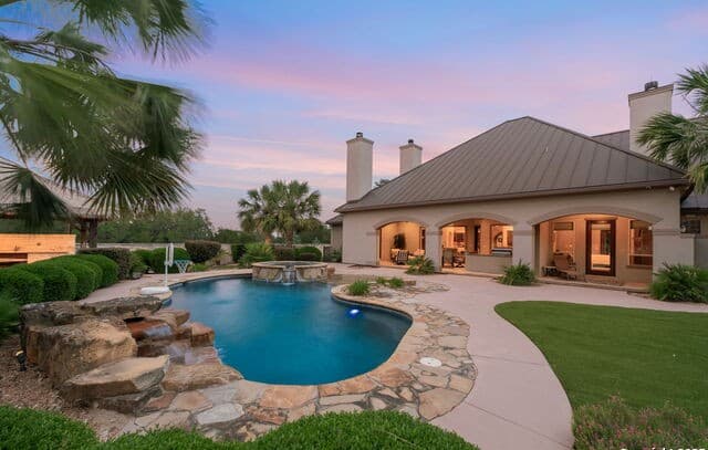 3-bedroom rental at 208 Cascade Caverns in Boerne, TX — photo 4