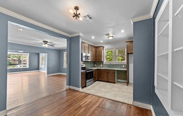 3-bedroom rental at 427 Donaldson in San Antonio, TX — photo 3