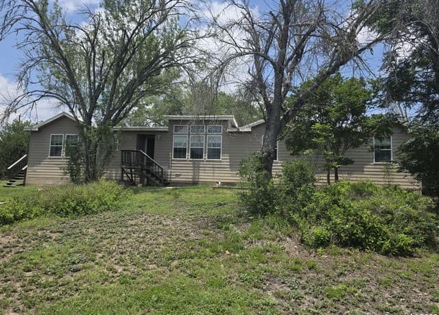 4-bedroom rental at 7940 County Road 279 in Rio Medina, TX — photo 1