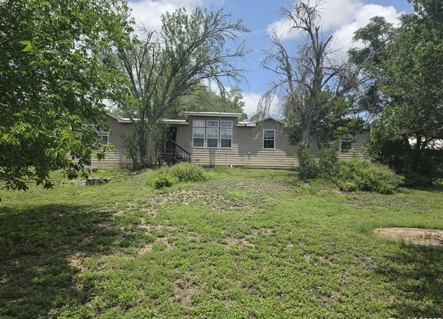 4-bedroom rental at 7940 County Road 279 in Rio Medina, TX — photo 2