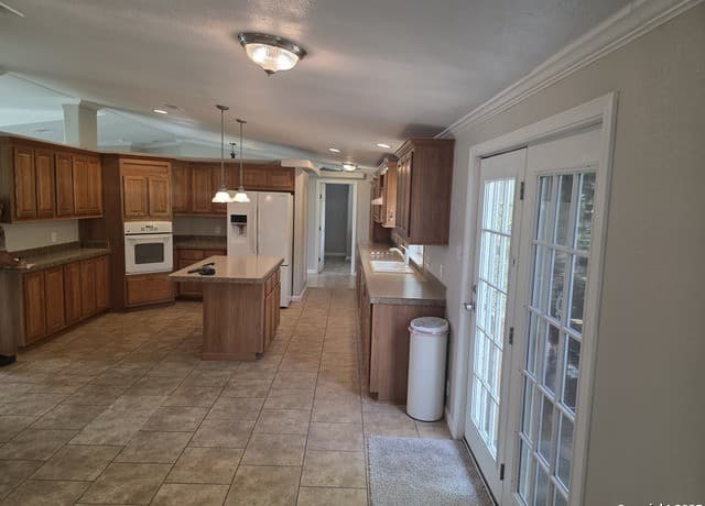 4-bedroom rental at 7940 County Road 279 in Rio Medina, TX — photo 3