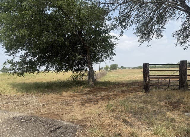 rental at 1404 US Highway 87 W in Stockdale, TX — photo 2