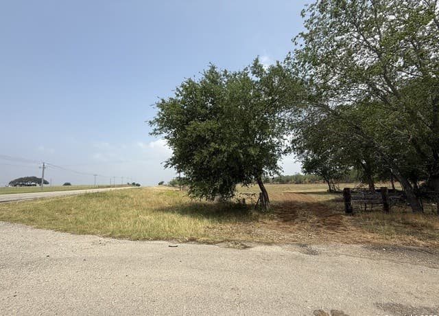 rental at 1404 US Highway 87 W in Stockdale, TX — photo 5