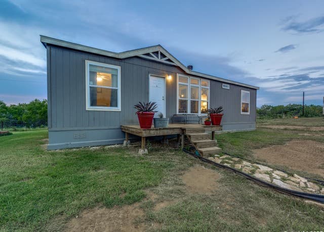 3-bedroom rental at 2831 County Road 430 in Pleasanton, TX — photo 1