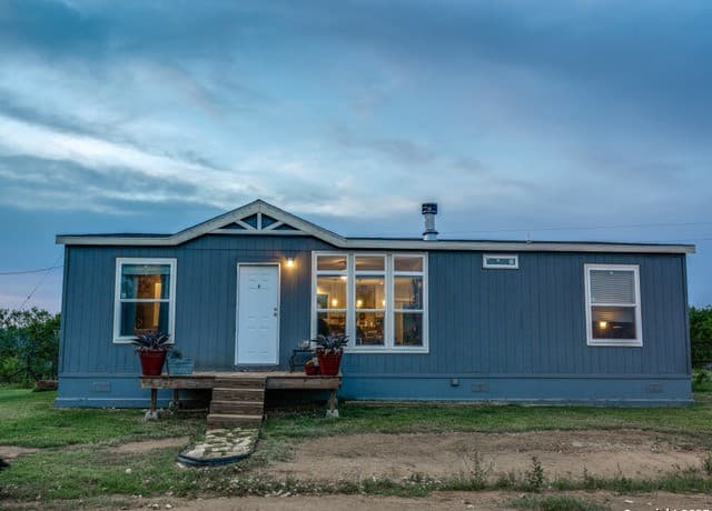 3-bedroom rental at 2831 County Road 430 in Pleasanton, TX — photo 2