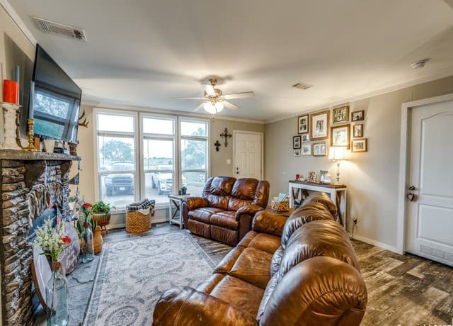 3-bedroom rental at 2831 County Road 430 in Pleasanton, TX — photo 4