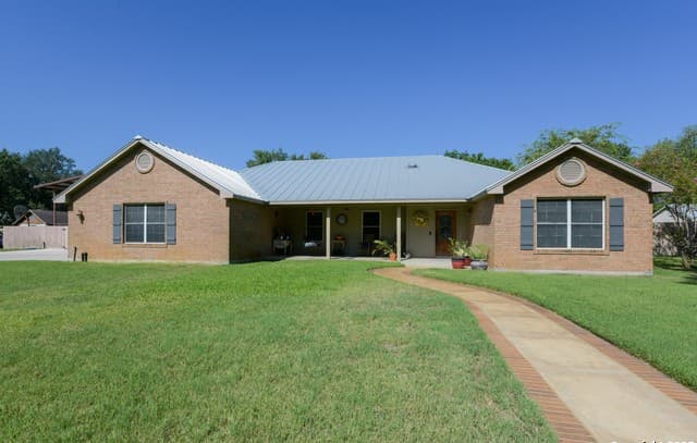 2-bedroom rental at 212 Patrick in Pleasanton, TX — photo 2