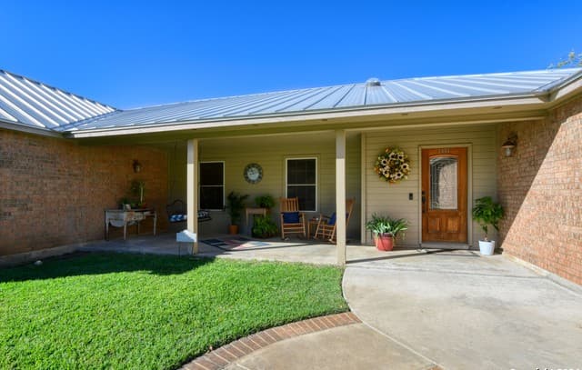 2-bedroom rental at 212 Patrick in Pleasanton, TX — photo 4