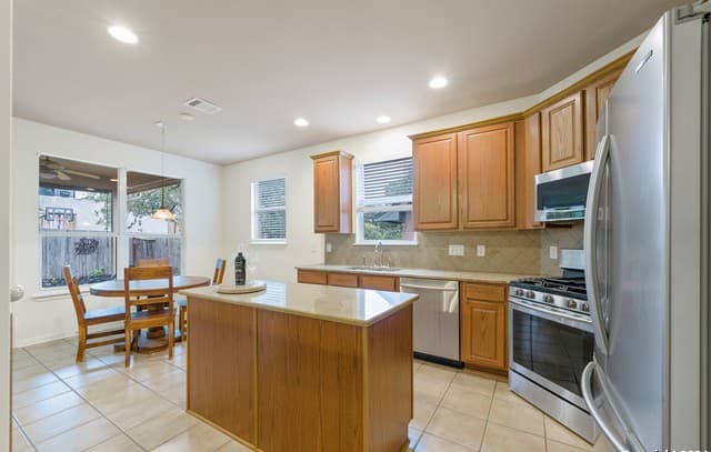 4-bedroom rental at 1711 Mountain in San Antonio, TX — photo 5