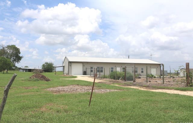 Home for sale at 1221 N Santa Clara Rd in Marion, TX — photo 2