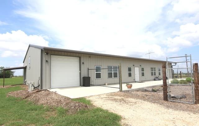 Home for sale at 1221 N Santa Clara Rd in Marion, TX — photo 3