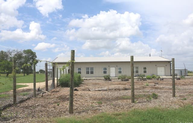 Home for sale at 1221 N Santa Clara Rd in Marion, TX — photo 4