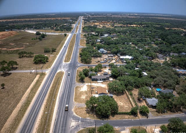 3-bedroom rental at 17033 State Highway 16 in Poteet, TX — photo 3