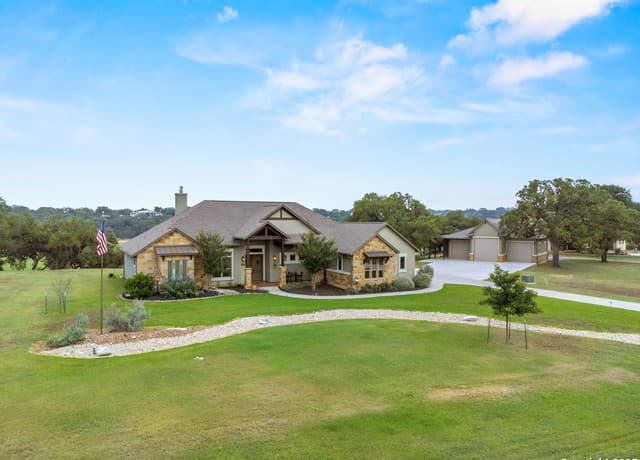 3-bedroom rental at 176 Hidden Valley in Bandera, TX — photo 1