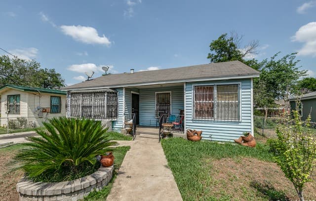3-bedroom rental at 326 Balboa Ave in San Antonio, TX — photo 2