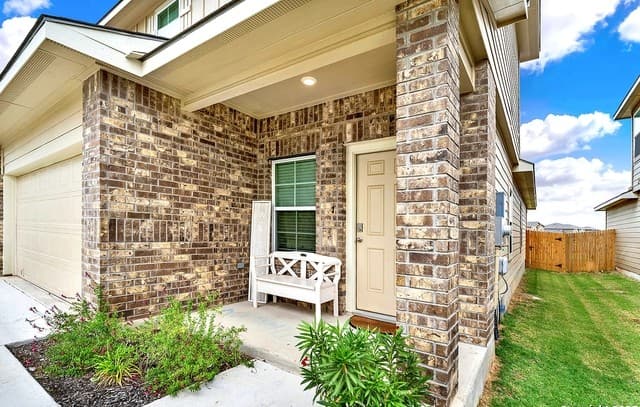 3-bedroom rental at 125 Legendary Trail Loop in Floresville, TX — photo 3