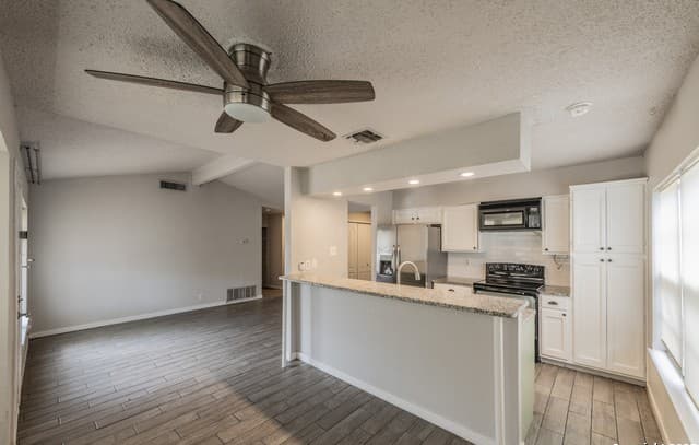 3-bedroom rental at 11618 Spring Trail St in San Antonio, TX — photo 4