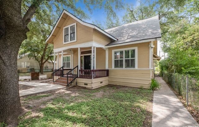 4-bedroom rental at 246 Felisa Street in San Antonio, TX — photo 2