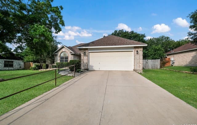 3-bedroom rental at 116 River Knl in Castroville, TX — photo 3