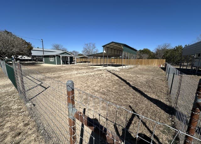 3-bedroom rental at 782 Lakeshore in Bandera, TX — photo 2