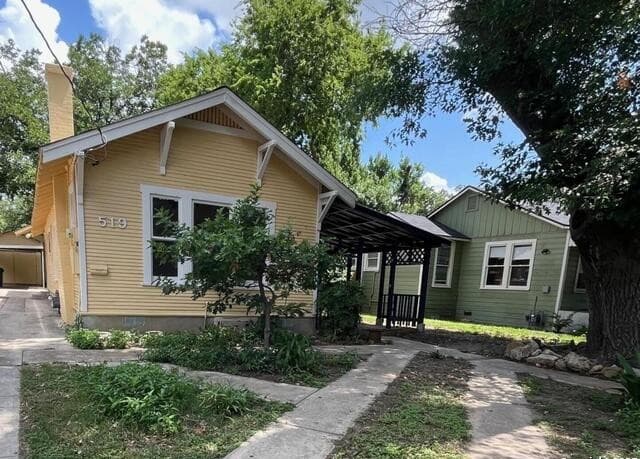 2-bedroom rental at 519 E Huisache in San Antonio, TX — photo 2