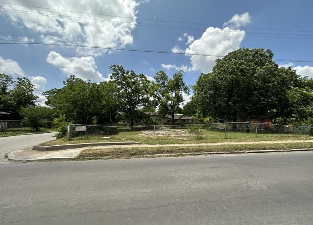 rental at 1302 Division Ave in San Antonio, TX — photo 1