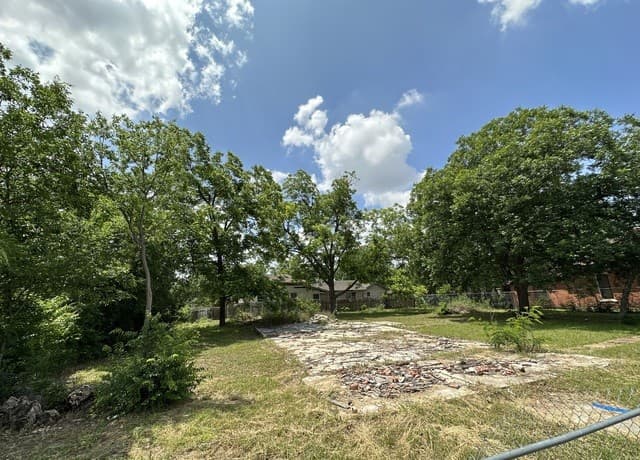 rental at 1302 Division Ave in San Antonio, TX — photo 3