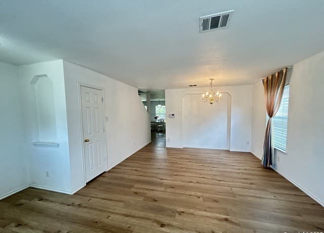 3-bedroom rental at 11023 Falling Water in San Antonio, TX — photo 5