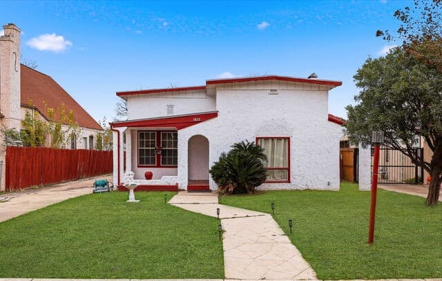 3-bedroom rental at 1137 W Magnolia in San Antonio, TX — photo 1