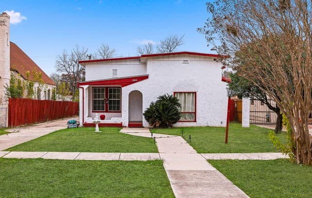 3-bedroom rental at 1137 W Magnolia in San Antonio, TX — photo 2