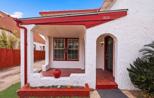 3-bedroom rental at 1137 W Magnolia in San Antonio, TX — photo 5