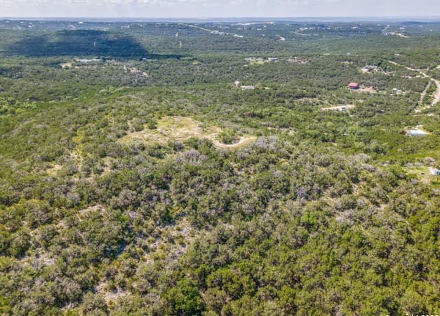 rental at 19 County Road 270 in Mico, TX — photo 5