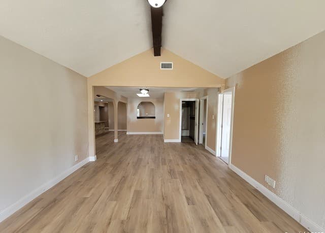 5-bedroom rental at 9235 Lasswell in San Antonio, TX — photo 4
