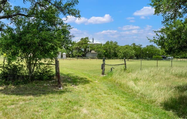4-bedroom rental at 129 Park Ridge in Boerne, TX — photo 5