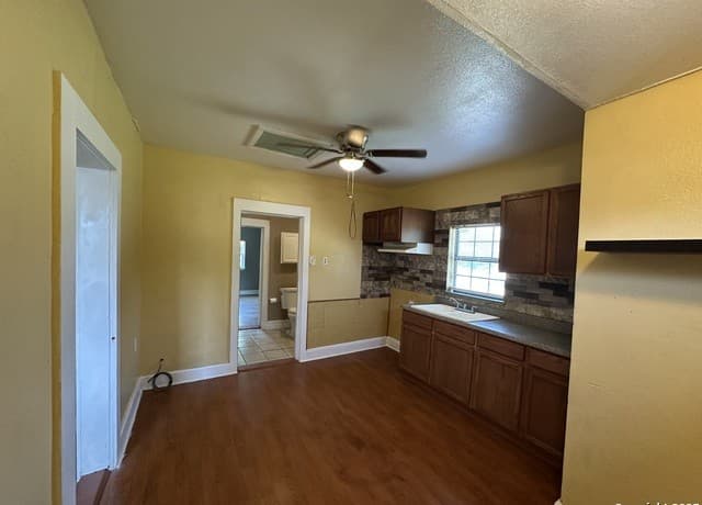 2-bedroom rental at 955 Steves in San Antonio, TX — photo 5