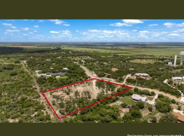rental at 260 County Road 367 in Hondo, TX — photo 2