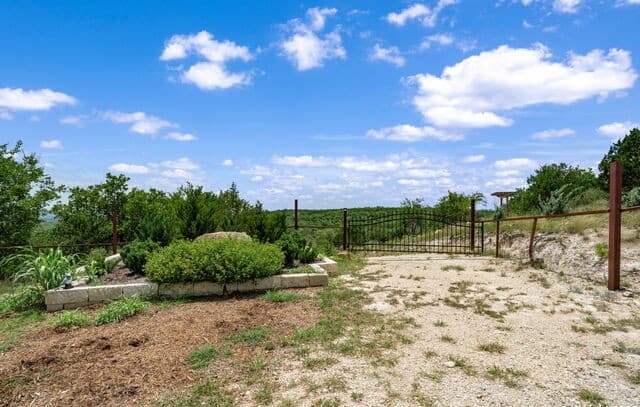 rental at 260 County Road 367 in Hondo, TX — photo 3