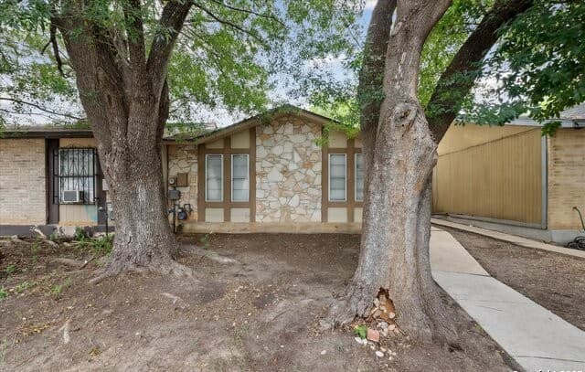2-bedroom rental at 6839 Neston Dr in San Antonio, TX — photo 1