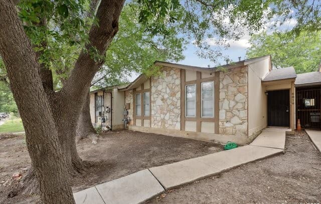 2-bedroom rental at 6839 Neston Dr in San Antonio, TX — photo 2
