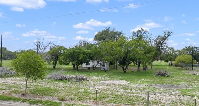 rental at TBD Mendoza LN in Floresville, TX — photo 1
