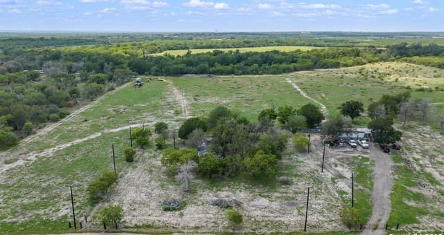 rental at TBD Mendoza LN in Floresville, TX — photo 2