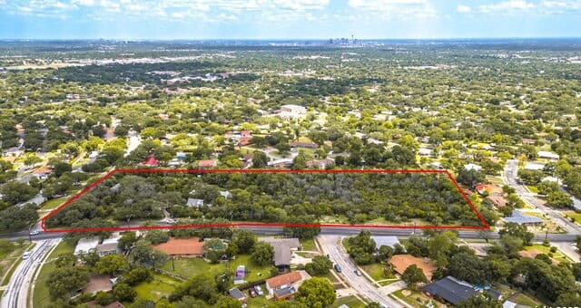 rental at 2422 Hillcrest Dr in San Antonio, TX — photo 2