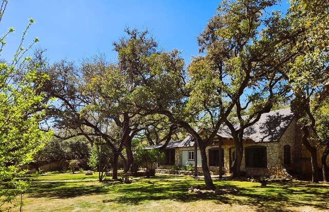 2-bedroom rental at 9810 Park Dr in Helotes, TX — photo 1