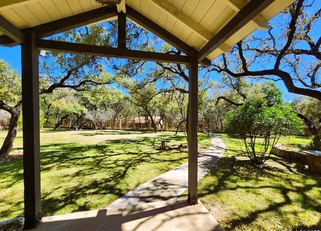2-bedroom rental at 9810 Park Dr in Helotes, TX — photo 3