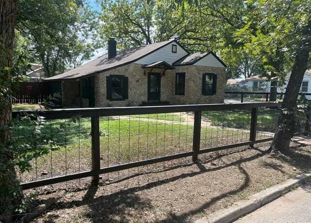 3-bedroom rental at 520 Frost in San Antonio, TX — photo 1