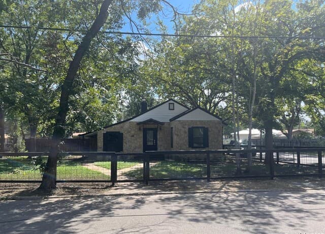 3-bedroom rental at 520 Frost in San Antonio, TX — photo 2