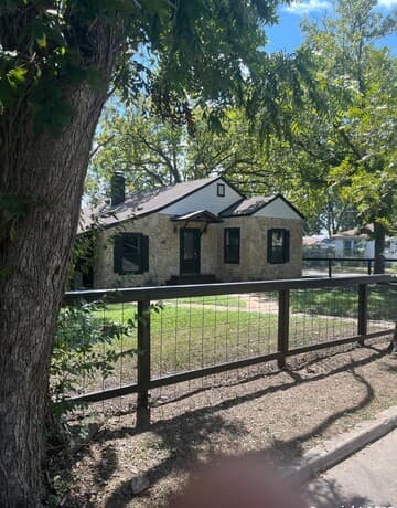 3-bedroom rental at 520 Frost in San Antonio, TX — photo 3